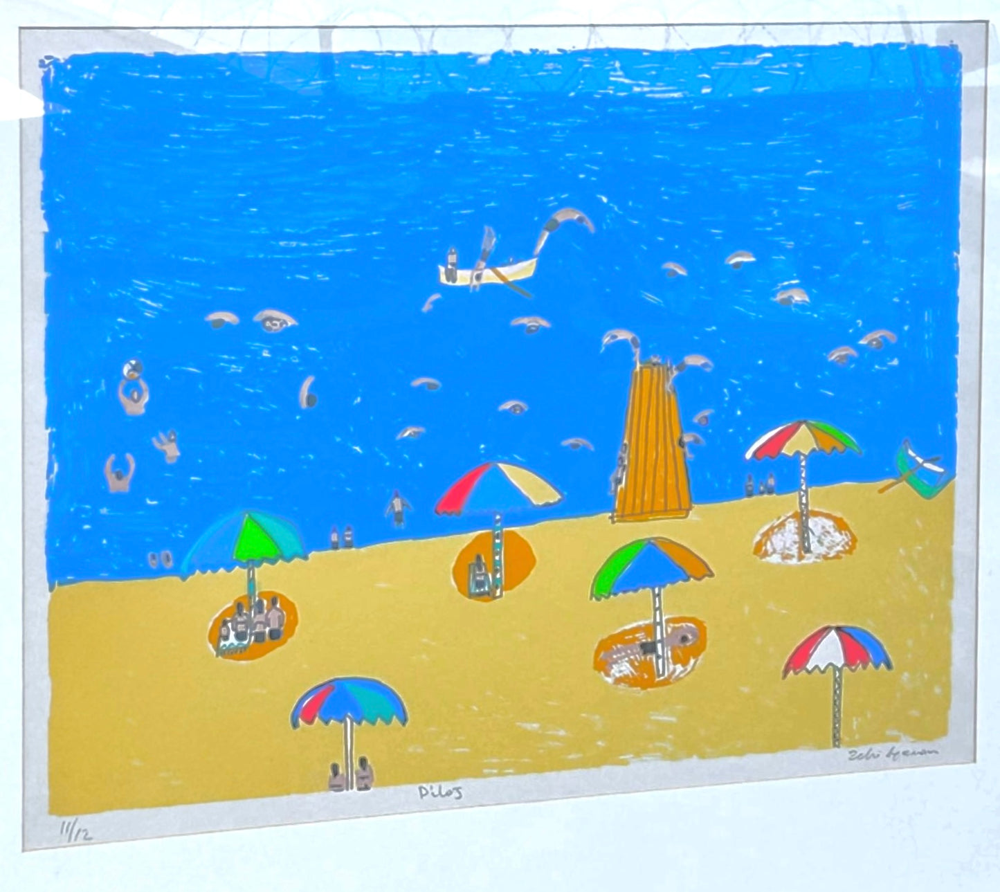 Limitierter, signierter Stranddruck – Gerahmtes Küstenmotiv mit farbenfrohen Sonnenschirmen und Rettungsschwimmerturm | Verspielte Illustration am Meer
