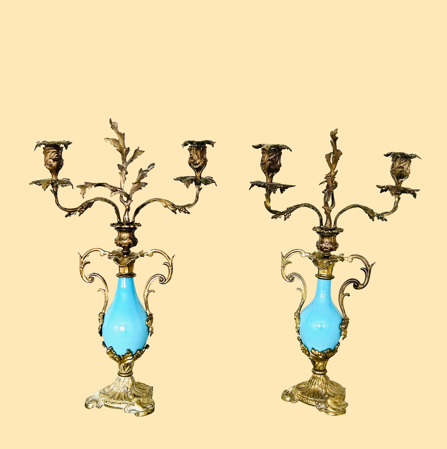 Thomas Abbott aus Birmingham – Paar vergoldete, türkisfarbene Porzellan-Kandelaber im Stil Ludwigs XV., 19. Jahrhundert