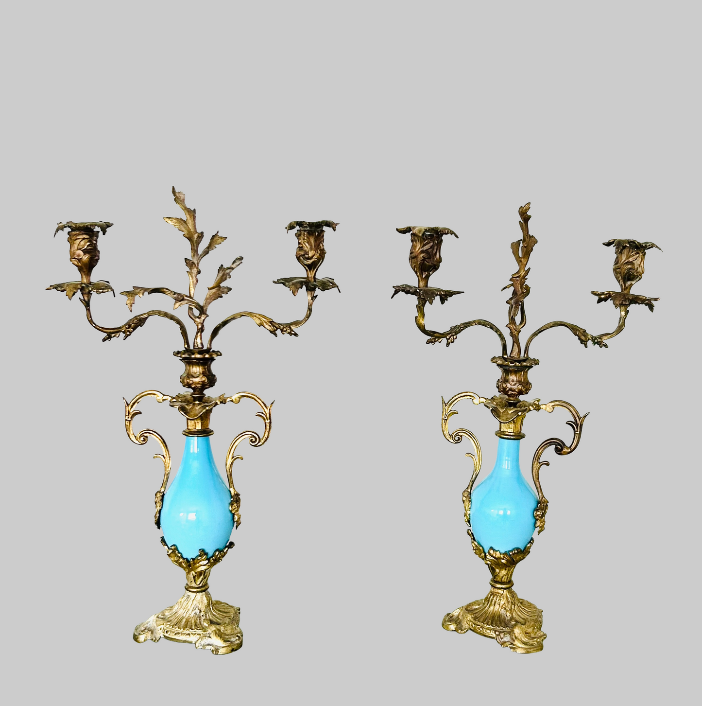 Thomas Abbott aus Birmingham – Paar vergoldete, türkisfarbene Porzellan-Kandelaber im Stil Ludwigs XV., 19. Jahrhundert
